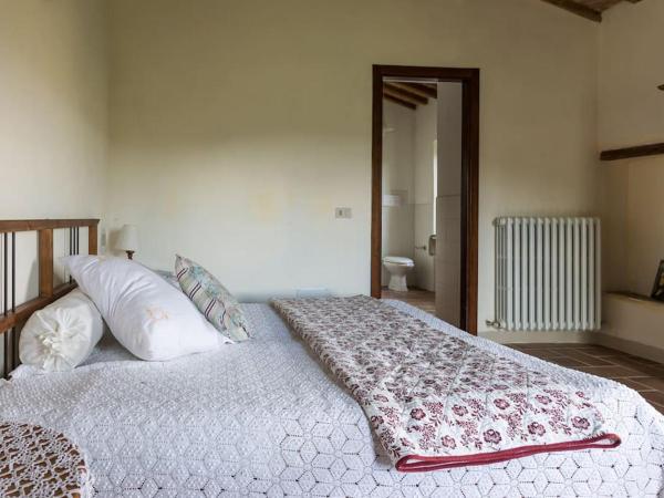 Agriturismo Il Poggio degli Scoiattoli : photo 3 de la chambre chambre familiale - vue sur jardin