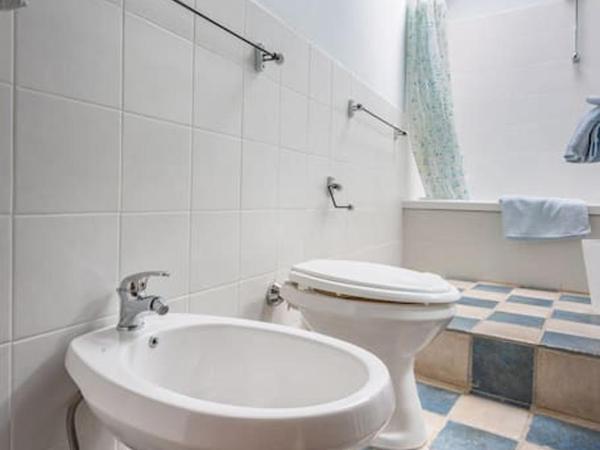 Agriturismo Il Poggio degli Scoiattoli : photo 2 de la chambre chambre familiale avec salle de bains privative