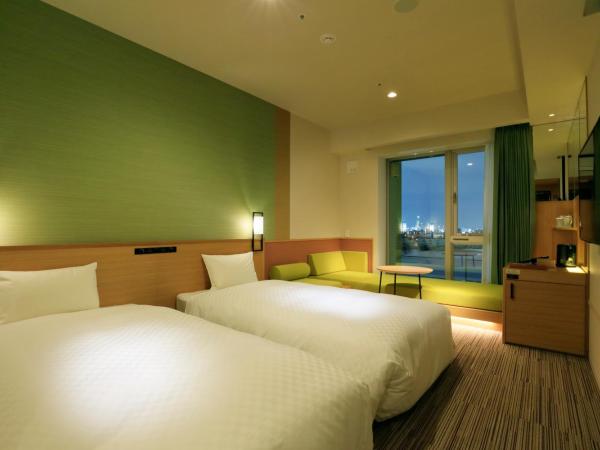 THE SINGULARI HOTEL & SKYSPA at UNIVERSAL STUDIOS JAPAN : photo 1 de la chambre chambre lits jumeaux supérieure avec canapé-lit - Étage supérieur - non-fumeurs - vue sur fleuve