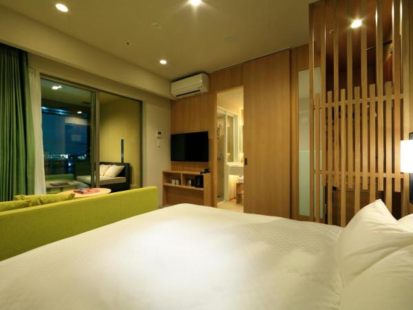 THE SINGULARI HOTEL & SKYSPA at UNIVERSAL STUDIOS JAPAN : photo 2 de la chambre suite lit king-size de luxe avec baignoire spa - non-fumeurs