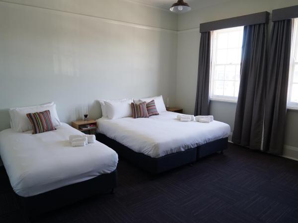 Rosehill Hotel : photo 5 de la chambre chambre triple supérieure avec salle de bains commune