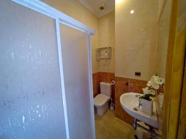 Hostal La Muralla : photo 4 de la chambre chambre double ou lits jumeaux Économique avec salle de bains privative