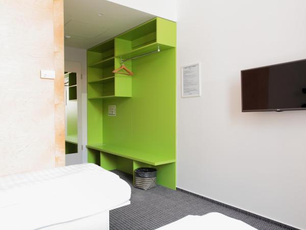 Maverick City Lodge : photo 6 de la chambre chambre lits jumeaux avec salle de bains privative