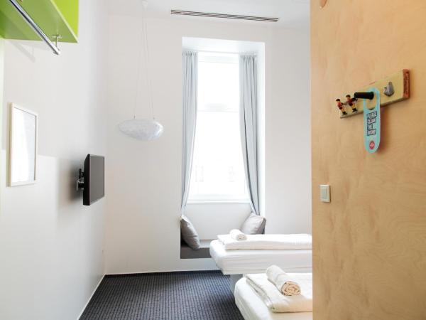 Maverick City Lodge : photo 2 de la chambre chambre lits jumeaux avec salle de bains privative