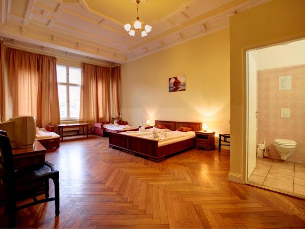Hotel Pension Bernstein am Kurfürstendamm : photo 2 de la chambre chambre familiale