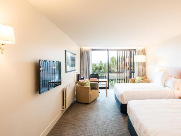 Commodore Airport Hotel Christchurch : photo 4 de la chambre chambre Étage affaires avec 2 lits queen-size
