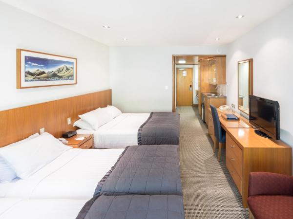 Commodore Airport Hotel Christchurch : photo 1 de la chambre chambre familiale avec cour