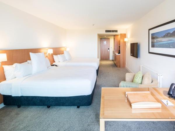 Commodore Airport Hotel Christchurch : photo 1 de la chambre chambre Étage affaires avec 2 lits queen-size