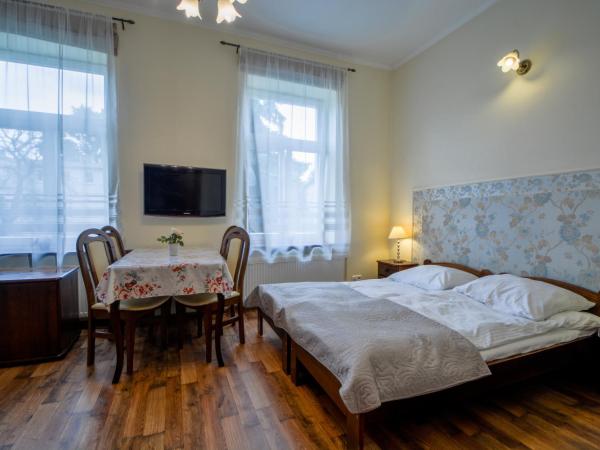 Sopot Roza Apartments : photo 3 de la chambre chambre quadruple avec salle de bains