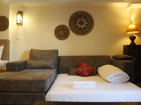 Suan Dok Gate Guesthouse : photo 10 de la chambre chambre lit king-size deluxe avec canapé-lit