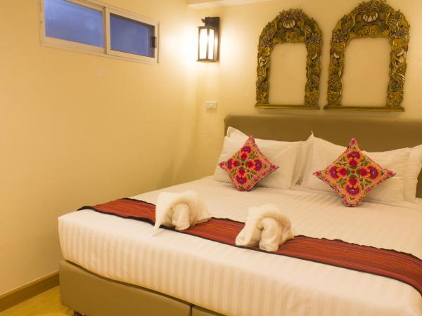 Suan Dok Gate Guesthouse : photo 4 de la chambre chambre double standard sans fenêtre