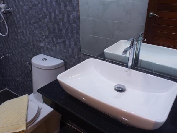 Suan Dok Gate Guesthouse : photo 7 de la chambre chambre double standard sans fenêtre