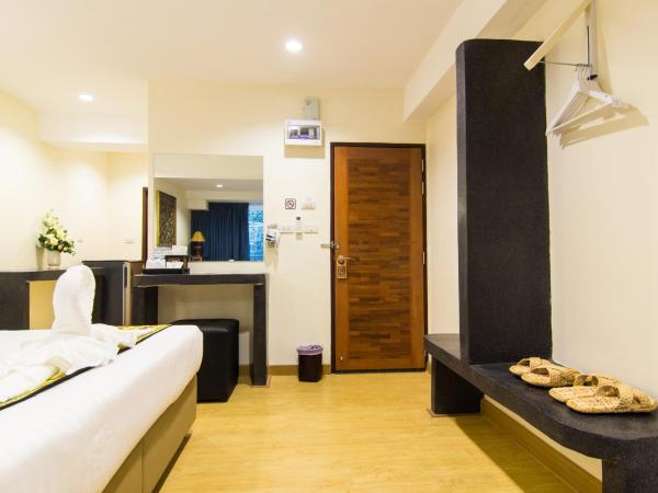 Suan Dok Gate Guesthouse : photo 7 de la chambre chambre lit king-size deluxe avec canapé-lit