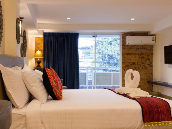 Suan Dok Gate Guesthouse : photo 6 de la chambre chambre lit king-size deluxe avec canapé-lit