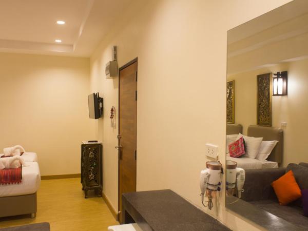 Suan Dok Gate Guesthouse : photo 5 de la chambre chambre lits jumeaux supérieure
