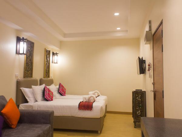 Suan Dok Gate Guesthouse : photo 4 de la chambre chambre lits jumeaux supérieure