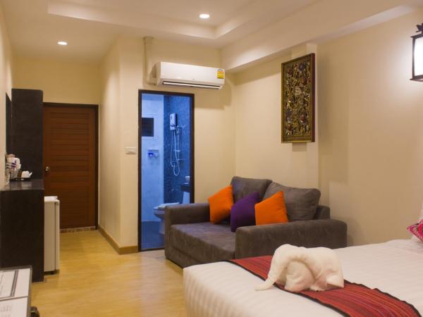 Suan Dok Gate Guesthouse : photo 6 de la chambre chambre lits jumeaux supérieure