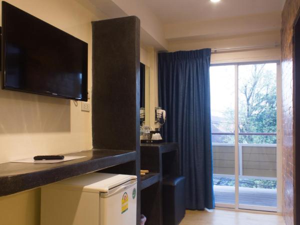 Suan Dok Gate Guesthouse : photo 7 de la chambre chambre lit king-size supérieure