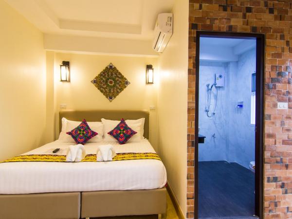 Suan Dok Gate Guesthouse : photo 5 de la chambre chambre lit king-size supérieure