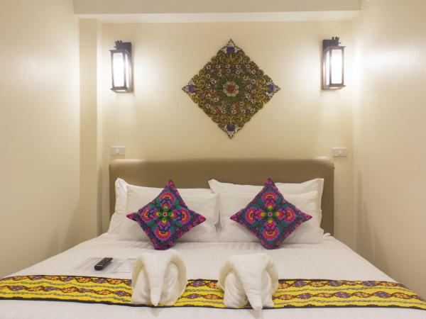 Suan Dok Gate Guesthouse : photo 6 de la chambre chambre lit king-size supérieure
