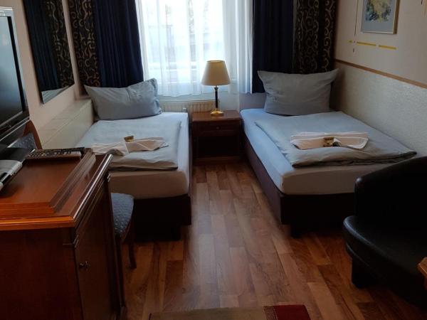 Pension Oase : photo 1 de la chambre chambre lits jumeaux avec salle de bains commune