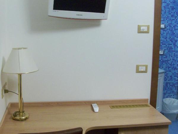 Hotel Mondial : photo 4 de la chambre chambre quadruple - vue partielle sur mer