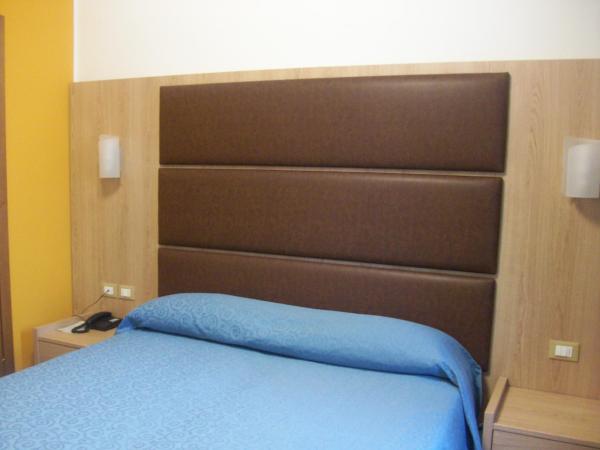 Hotel Mondial : photo 6 de la chambre chambre double ou lits jumeaux - vue partielle sur mer - annexe
