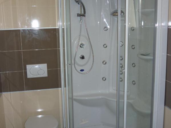 Hotel Mondial : photo 4 de la chambre chambre triple avec vue partielle sur la mer - annexe