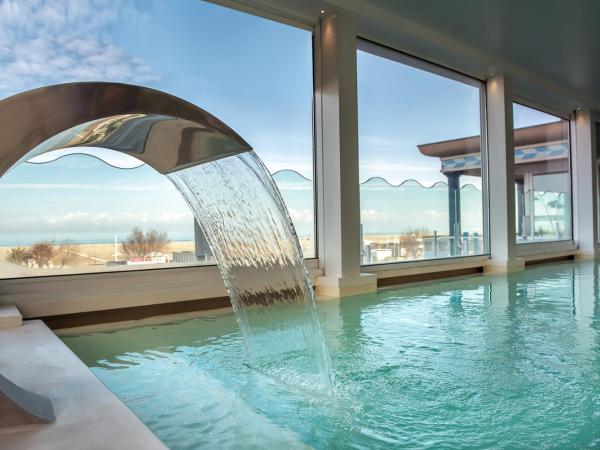 Savoia Hotel Rimini : photo 8 de la chambre chambre familiale deluxe avec vue sur mer et accès au spa