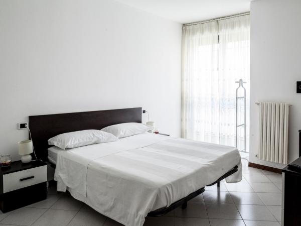 Bed & Breakfast Cesarina : photo 7 de la chambre chambre triple - vue sur jardin