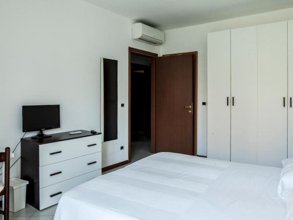 Bed & Breakfast Cesarina : photo 9 de la chambre chambre triple - vue sur jardin