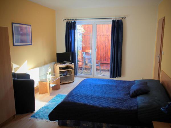 Ubytovani Nikol : photo 2 de la chambre chambre triple avec terrasse