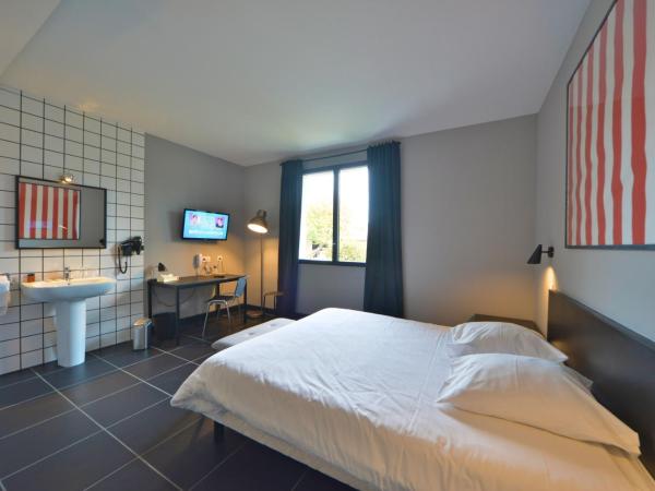 Logis - Hotel Restaurant La Mire : photo 2 de la chambre chambre double accessible aux personnes à mobilité réduite