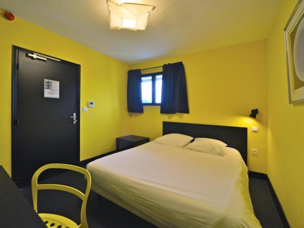 Logis - Hotel Restaurant La Mire : photo 1 de la chambre chambre double avec toilettes externes privatives 