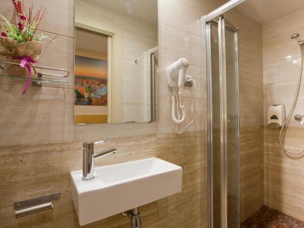 Hostal Barcelona : photo 6 de la chambre chambre double ou lits jumeaux avec salle de bains privative