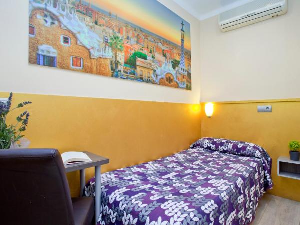 Hostal Barcelona : photo 3 de la chambre chambre simple avec salle de bains privative
