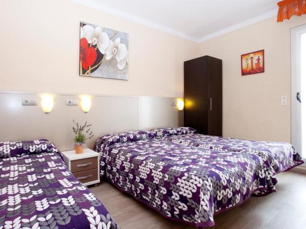 Hostal Barcelona : photo 4 de la chambre chambre triple avec salle de bains privative