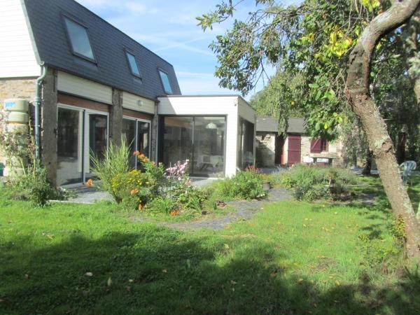 La Petite Charnasserie : photo 5 de la chambre chambre double ou lits jumeaux - vue sur jardin