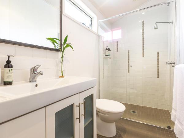 99 Kirkland Bed & Breakfast : photo 1 de la chambre suite lit king-size avec salle de bains privative