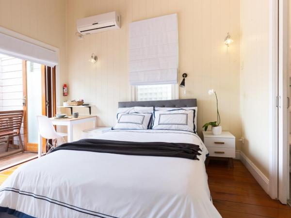 99 Kirkland Bed & Breakfast : photo 1 de la chambre chambre double avec salle de bains privative