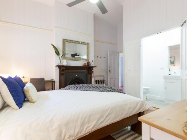 99 Kirkland Bed & Breakfast : photo 1 de la chambre suite lit queen-size avec salle de bains privative