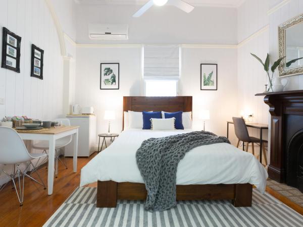 99 Kirkland Bed & Breakfast : photo 4 de la chambre suite lit queen-size avec salle de bains privative