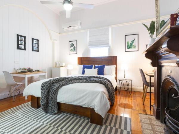 99 Kirkland Bed & Breakfast : photo 2 de la chambre suite lit queen-size avec salle de bains privative