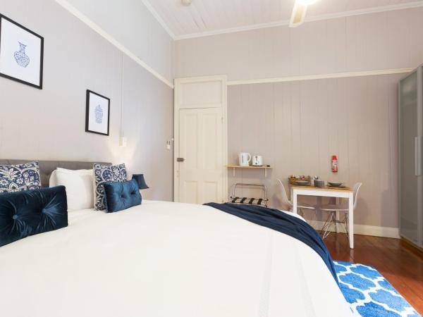 99 Kirkland Bed & Breakfast : photo 9 de la chambre suite lit king-size avec salle de bains privative