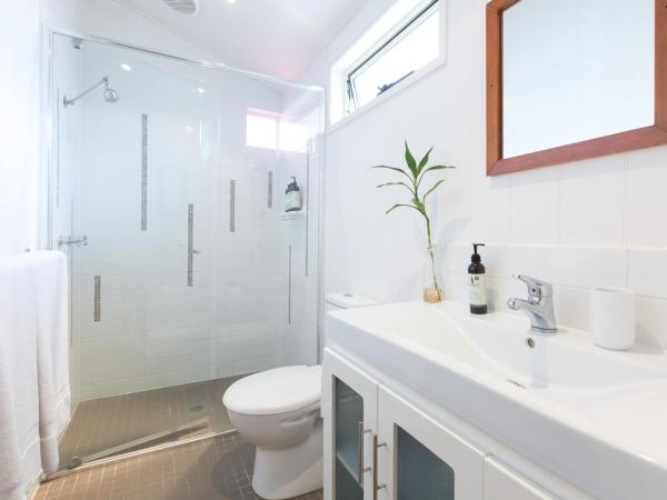 99 Kirkland Bed & Breakfast : photo 10 de la chambre suite lit king-size avec salle de bains privative