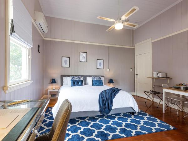 99 Kirkland Bed & Breakfast : photo 8 de la chambre suite lit king-size avec salle de bains privative