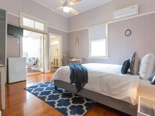 99 Kirkland Bed & Breakfast : photo 4 de la chambre suite lit king-size avec salle de bains privative