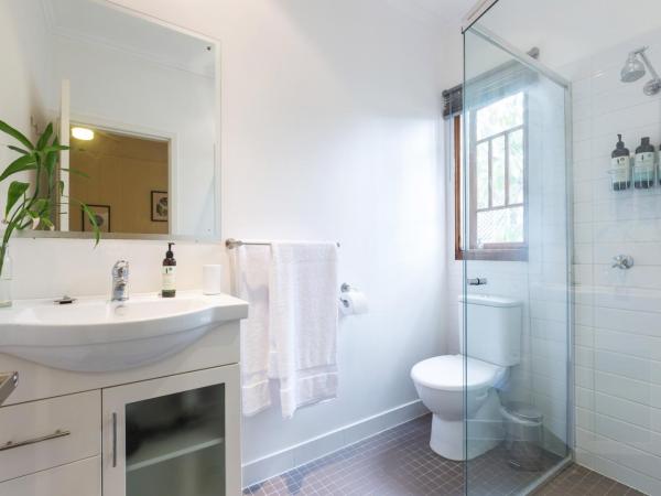 99 Kirkland Bed & Breakfast : photo 8 de la chambre suite lit queen-size avec salle de bains privative