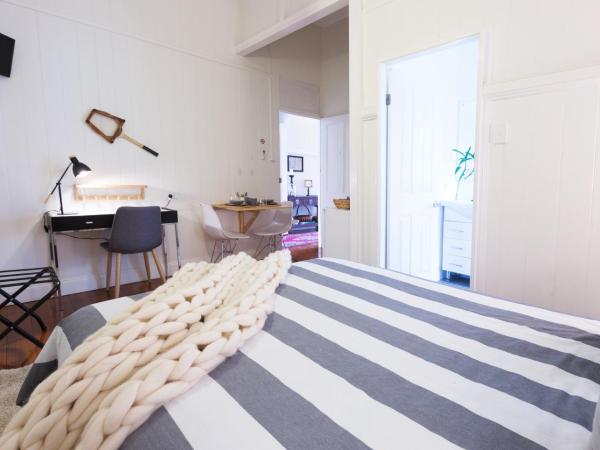 99 Kirkland Bed & Breakfast : photo 3 de la chambre suite lit queen-size avec salle de bains privative