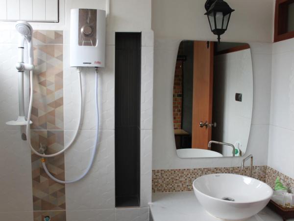 The Old City Wall Inn : photo 3 de la chambre chambre lits jumeaux - vue sur jardin